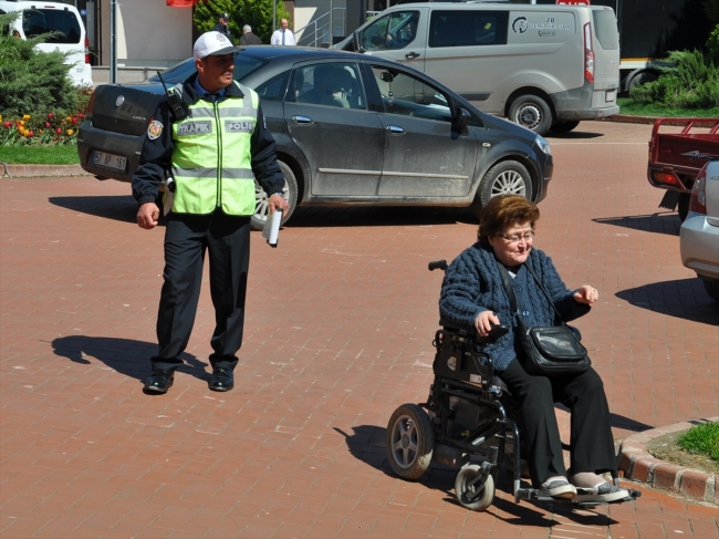 10 yıldır aynı kavşakta trafik akışını sağlıyor